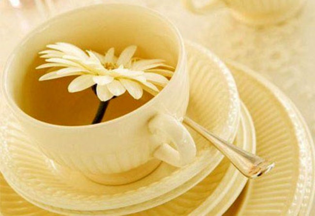 Trà hoa cúc là một loại trà thảo dược nổi tiếng có giá trị chữa bệnh về tâm thần. Nó có thể làm dịu tâm trạng và giãn cơ.